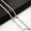 Cadena cubana de plata de 3mm sobre superficie de mármol, joyería elegante para hombre.