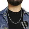 Hombre usando cadena cubana de plata 3mm y 60cm de largo sobre camiseta negra.
