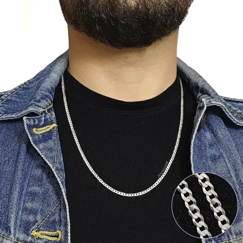 Hombre usando cadena cubana de plata 3mm y 60cm de largo sobre camiseta negra.