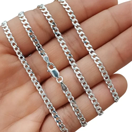 cadena-cubana-hombre-plata-925-3mm-60cm-joyeria-portada Detalle de eslabones de cadena cubana de 3mm en la mano mostrando brillo y acabado profesional.