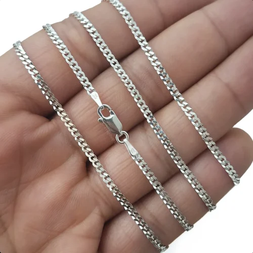 Detalle de eslabones de cadena cubana de 2mm en la mano mostrando sus eslabones y acabado premium italiano.