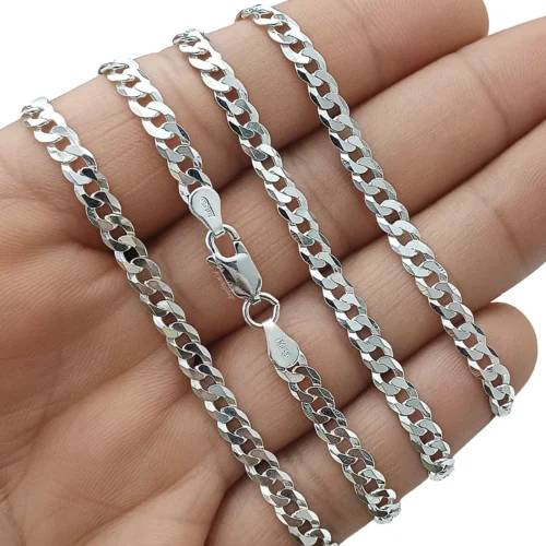 Detalle de eslabones de cadena cubana de 3mm en la mano mostrando brillo y acabado profesional.