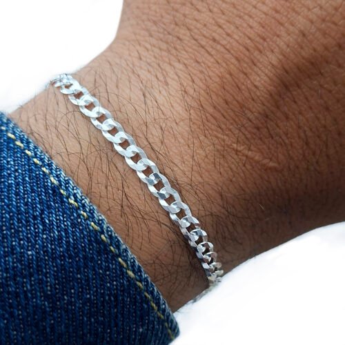 Detalle de eslabones de pulsera cubana de 4mm en la muñeca mostrando brillo y acabado profesional.