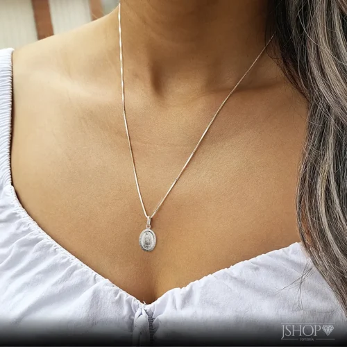 Mujer luciendo la medalla de la virgen guadalupe con cadena plata 925 italiana.
