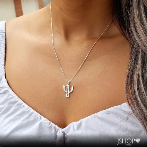 Mujer luciendo una cadena delgada con el dije del símbolo de psicología en plata 925.