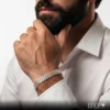 Modelo luciendo Pulsera de plata gruesa 925 italiana para hombre tejido chino de 1cm Joyería JShop.