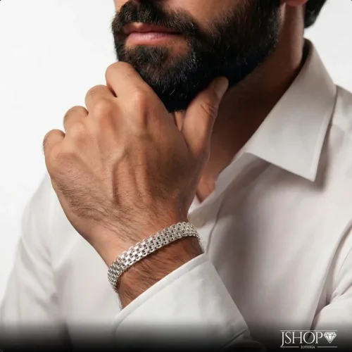 Modelo luciendo Pulsera de plata gruesa 925 italiana para hombre tejido chino de 1cm Joyería JShop.