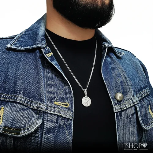 Hombre luciendo cadena de plata 925 con dije de San Miguel Arcángel, 60 cm de largo y 3 mm de grosor