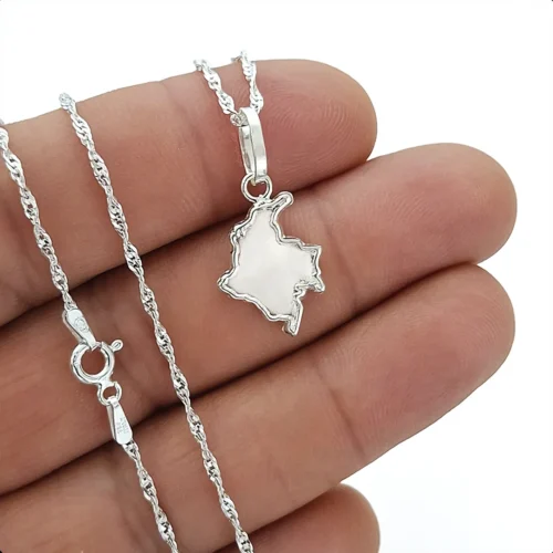 Primer plano del dije mapa de Colombia en plata 925 con cadena mostrando detalles y acabado brillante