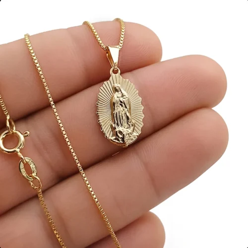 Dije de la Virgen Guadalupe en Oro Laminado 18k con cadena para mujer