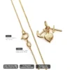 Primer plano del dije tres gracias oro laminado 18k con cadena destacando brillo, diseño elegante y acabado resistente.