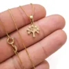 Primer plano del dije árbol de la vida en oro laminado 18k con cadena mostrando detalles y acabado brillante