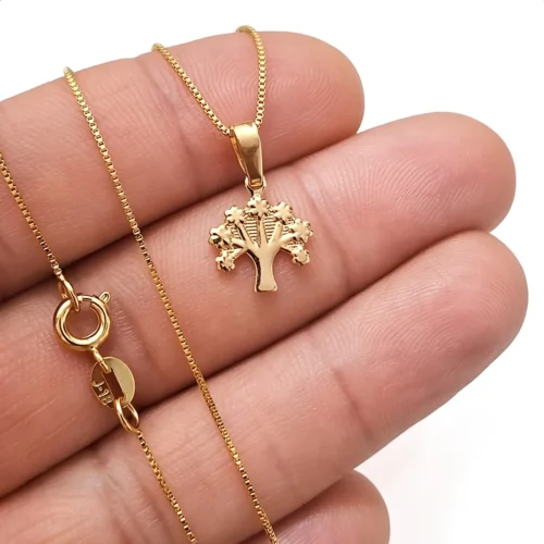 Primer plano del dije árbol de la vida en oro laminado 18k con cadena mostrando detalles y acabado brillante