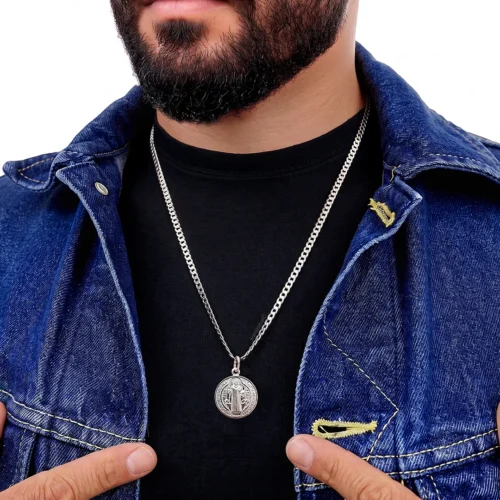 Hombre luciendo la Medalla de plata de San Benito de 2 cm